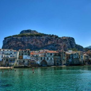 "cefalu vista mare con case e promontorio"