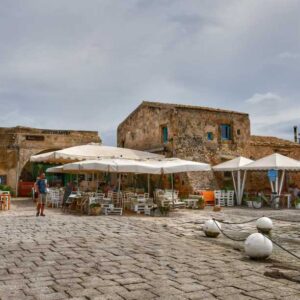 "marzamemi la piazzetta principale del borgo marinaro vicino siracusa"