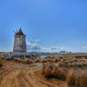 "vecchio mulino a vento senza pale nella campagna dello stagnone"