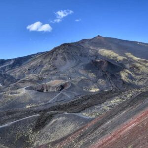 "veduta da cima dell etna sul paesaggio lavico circostante"