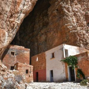 "grotta mangiapane custonaci vecchie case colorate dentro grotta"