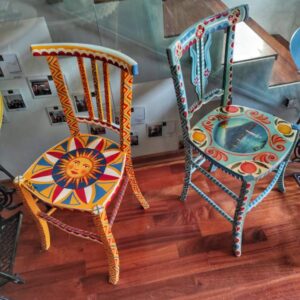 "sedie caratteristiche siciliane coloratissime colori caldi"