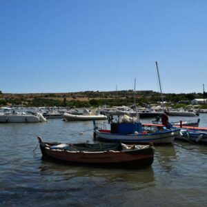 "barche pescatori su mare di brucoli sicilia"