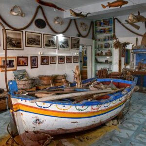 "una barca primo piano interno museo acciughe aspra"