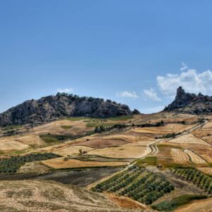 "sutera borgo d'italia in sicilia un panorama vicino al paese"