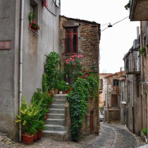 "sicilia veduta strada interna di geraci siculo con una scalinata fiorita"