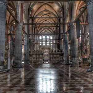 "panoramica interno basilica dei frari"