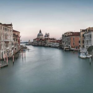 "veduta canal grande senza barche acqua calma"