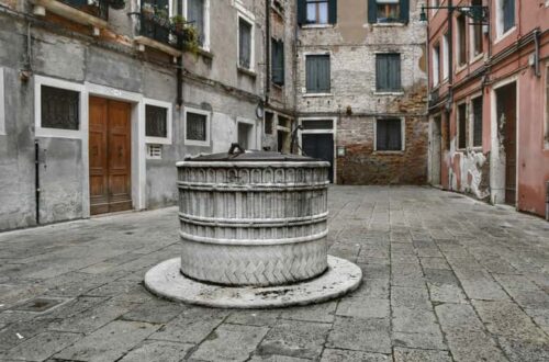 "pozzo scolpito in vimini"