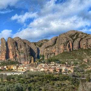 "borgo di aguero ai piedi della montagna rocciosa bellissima"