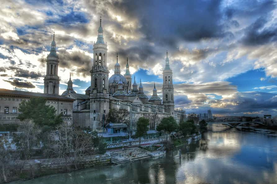 "basilica nostra signora del pilar saragozza con cielo azzurro e nuvole"