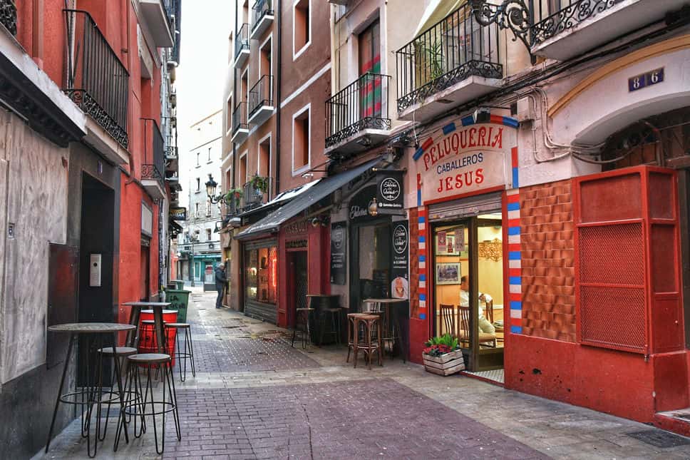 "el tubo via stretta con pub bar colore rosso tavolini all aperto"