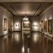 "sala principale museo goya saragogga con dipinti sui muri bianchi luci soffuse"