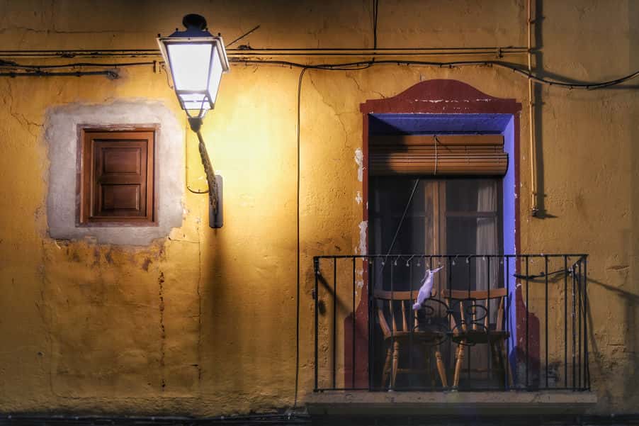 "balcone con terrazzo giallo illuminato"