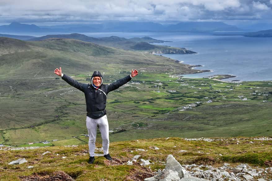 "io con braccia alzate e dietro a me il panorama della baia"