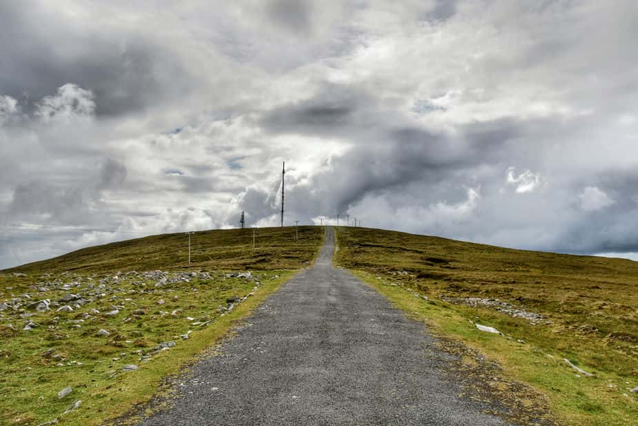 Achill_Island_strada che porta sulla cima della collina"