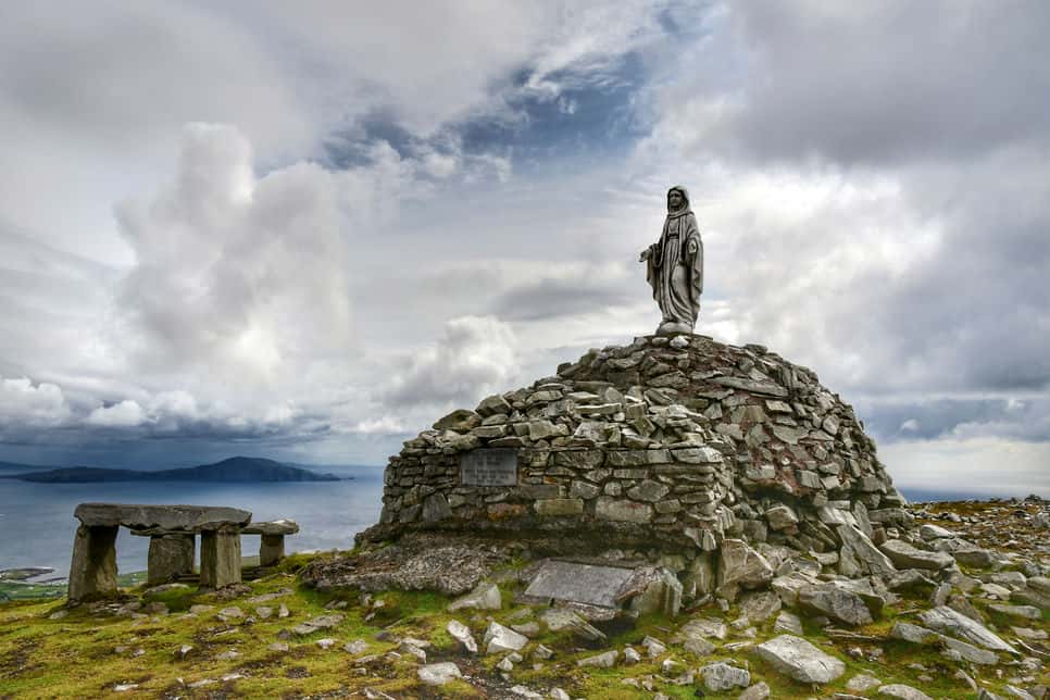 "achill island piccolo santuario in pietre della madonna"