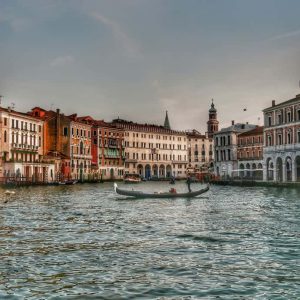 "vista canal grande al tramonto con gondola"