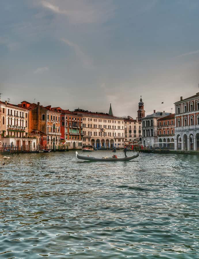 "vista canal grande al tramonto con gondola"