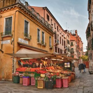 "calle venezia con fruttivendolo"