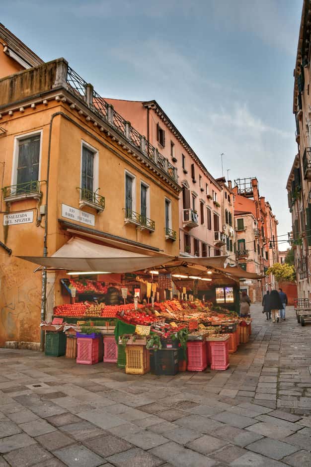 "calle venezia con fruttivendolo"