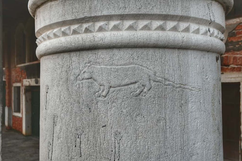 "graffitto di ratto su colonna"