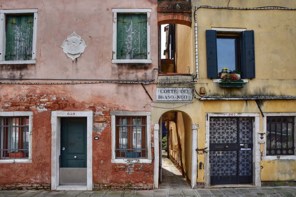 "case colorate giallo e rosso con ingresso stoportego"