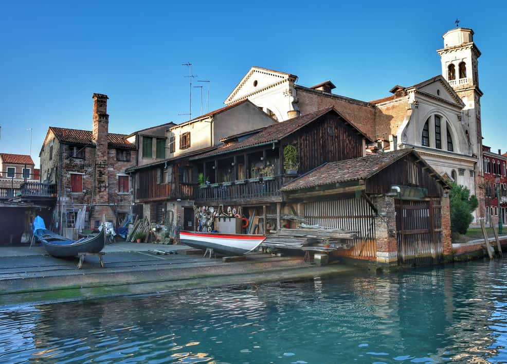 "antico luogo dove si realizzano le gondole"