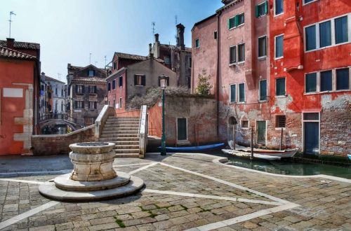 "campo veneziano con ponte e pozzo"