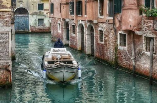 "barcone sul canale"