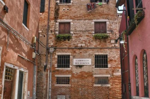 "campiello con palazzo in pietra"