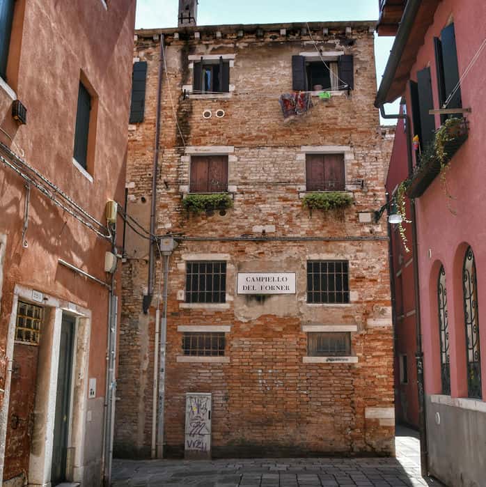 "campiello con palazzo in pietra"