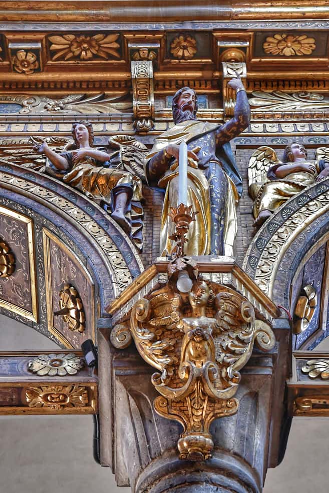 "interno chiesa madonna dei carmini capitello con figura di santo quattro"