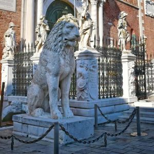 "portale arsenale di venezia con leone del pireo"