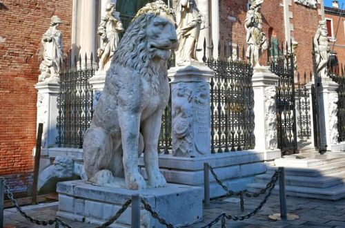 "portale arsenale di venezia con leone del pireo"