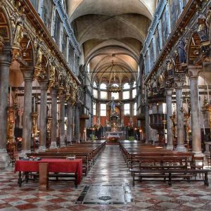 "navata centrale con panche in legno"