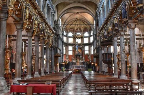 "navata centrale con panche in legno"