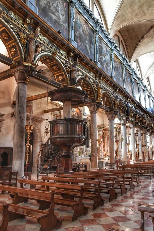 "interno chiesa madonna dei carmini colonnato dorato"