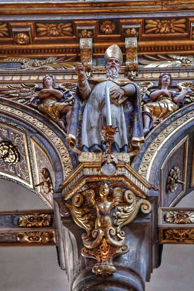"interno chiesa madonna dei carmini capitello con figura di santo uno"