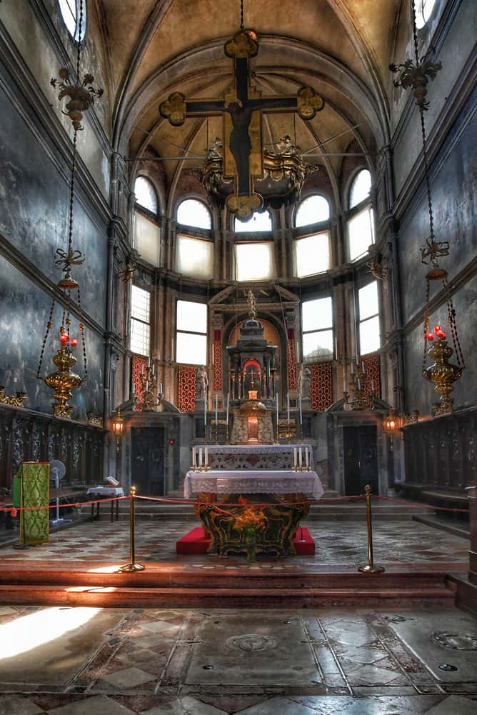 "interno chiesa madonna dei carmini abside centrale con altare"