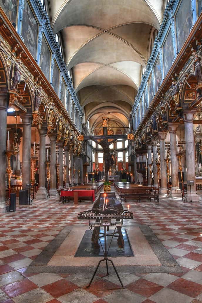 "interno chiesa madonna dei carmini venezia navata centrale con crocifisso"