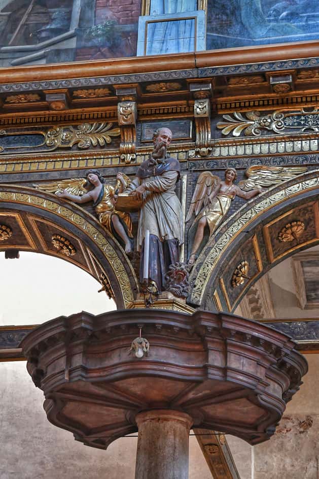 "interno chiesa madonna dei carmini capitello con figura di santo due"