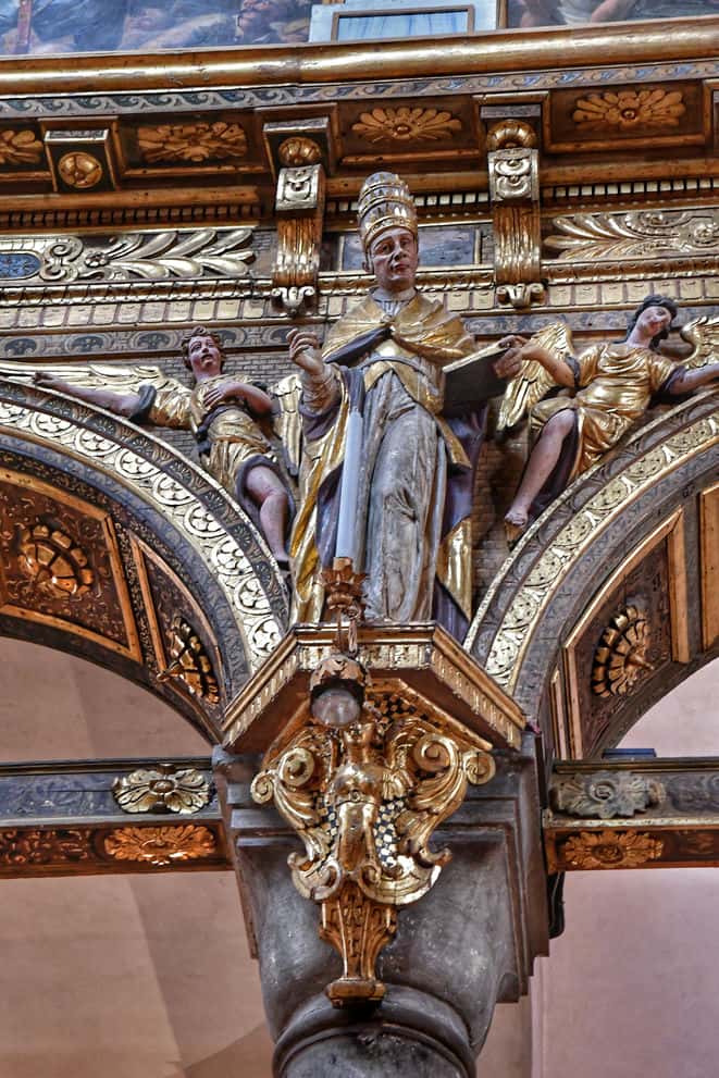 "interno chiesa madonna dei carmini capitello con figura di santo tre"