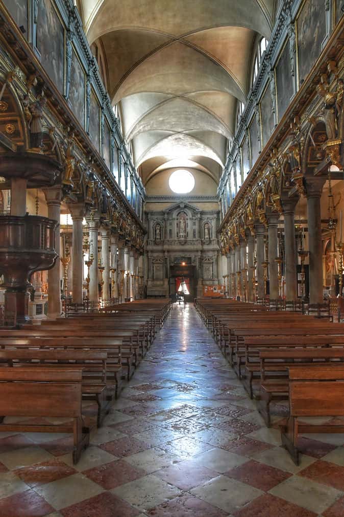 "interno chiesa madonna dei carmini venezia navata centrale con portone ingresso"