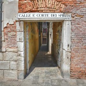 "ingresso sotoportego con nizioletto corte degli spiriti"