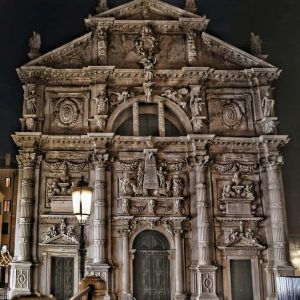 "chiesa barocca di san moisè facciata di notte"