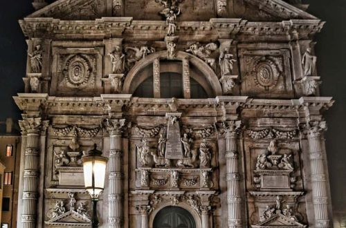"chiesa barocca di san moisè facciata di notte"