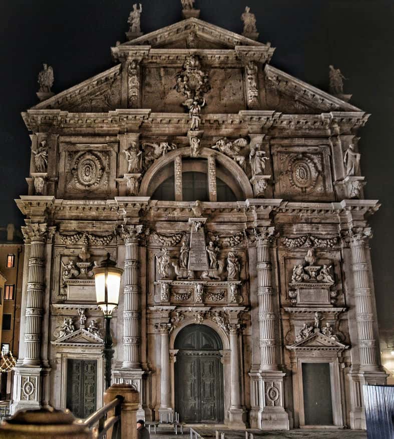 "chiesa barocca di san moisè facciata di notte"