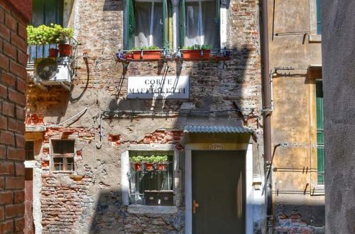 "piccola corte con porta e poggiolo fiorito"