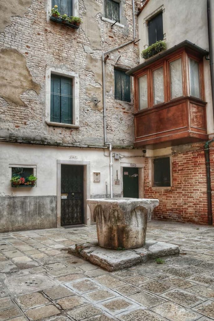"liagò in legno in piccola corte veneziana"